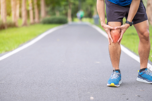mladý dospělý muž s bolestí svalů během běhu. Runner má bolesti kolene způsobené Runners Koleno nebo Patellofemoral Bolest syndrom, osteoartritida a Patellar Tendinitida. Sportovní zranění a lékařské pojetí - Fotografie, Obrázek