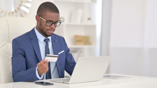 African Businessman making Online Payment on Laptop in Office  - Filmagem, Vídeo
