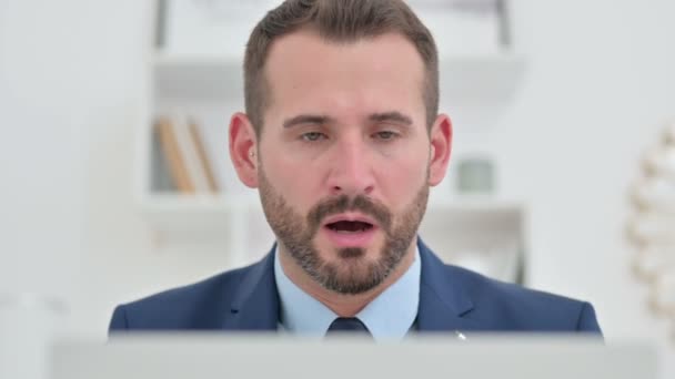 Disappointed Businessman Reacting to Loss on Laptop  - Πλάνα, βίντεο