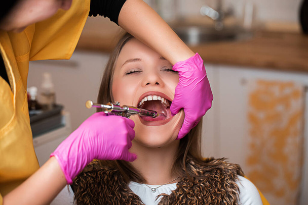 Joven paciente rubia en el dentista, cuidado dental
 - Foto, Imagen