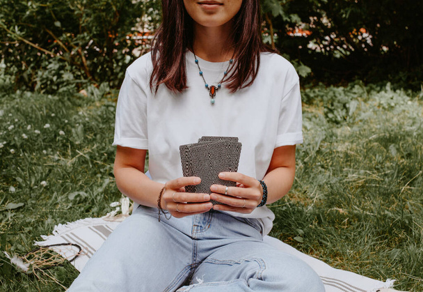 mulher com cartas de tarô em um piquenique
 - Foto, Imagem