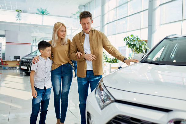 maybe this one caucasian family choosing a car - Zdjęcie, obraz