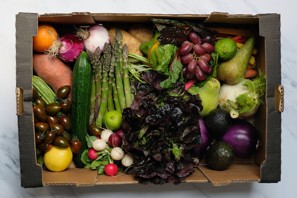 Ekologická a sezónní zelenina a ovoce box dodávky domů - Fotografie, Obrázek