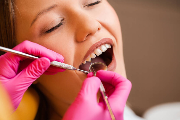 Hermosas mujeres rubias jóvenes en el dentista, cuidado dental
 - Foto, imagen