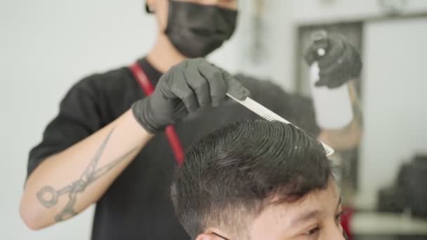 Barbería masculina asiática, hombre con máscara negra cortarse el pelo. oportunidad de trabajo Barber. El agua pulveriza el cabello, negocio de peluquería durante el virus Corona Covid-19 volver a abrir el negocio después de la Pandemia anti-cuarentena - Metraje, vídeo