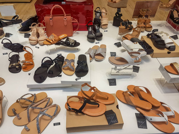 zapatos zapatillas en una tienda frente en temporada de verano
 - Foto, Imagen