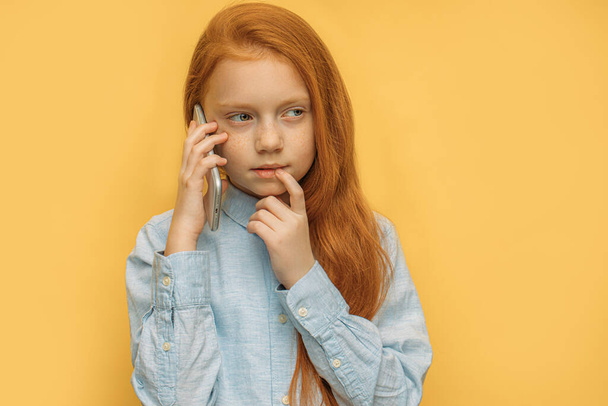 malá běloška mluví po telefonu, izolovaná - Fotografie, Obrázek