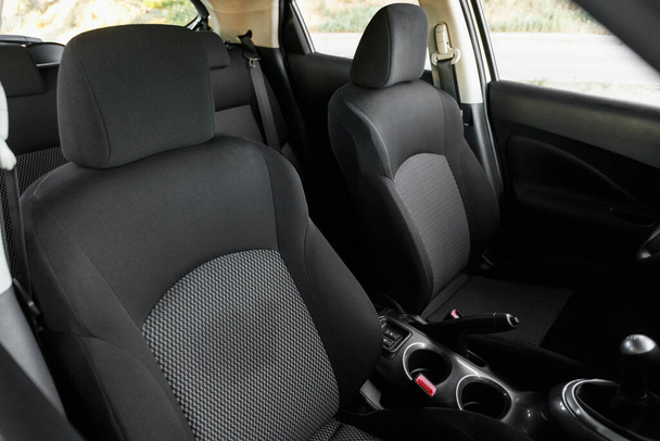 Interior del coche, parte de los asientos delanteros, cerca - Foto, imagen
