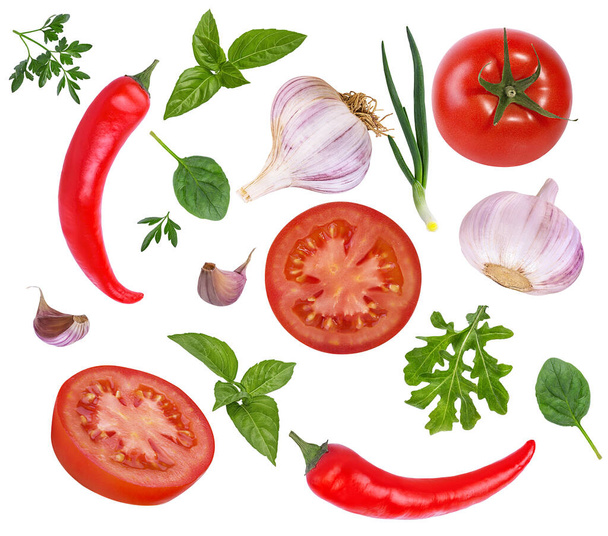 Tomate, manjericão, arugula, especiarias, pimenta, cebola. Vegan diet food, composição criativa isolada em branco. Manjericão, ervas e tomates frescos
 - Fotografia, imagem