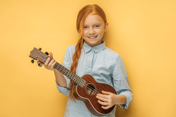 adorable caucasian teen girl with ukulele - Foto, Bild