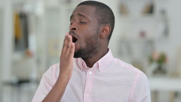 Retrato del soñoliento hombre africano bostezando  - Imágenes, Vídeo
