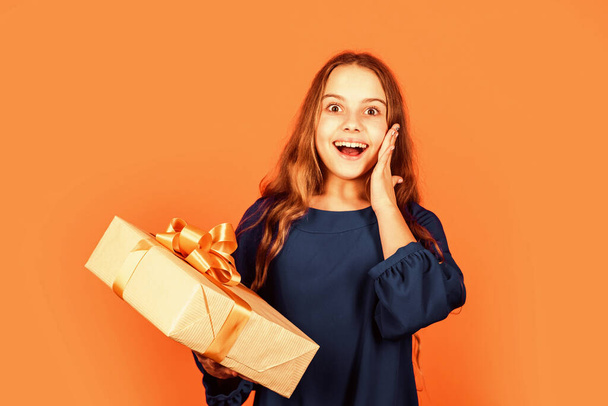 Portrait kid with gift. happy new year. open christmas gift. xmas party mood. birthday present for her. little girl shopping. boxing day concept. ready for holidays. cheerful kid hold big present box - Foto, afbeelding