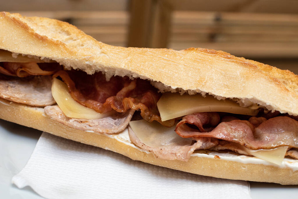 lekker gekookte bacon en kaas baguette sandwich - Foto, afbeelding
