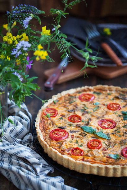 Delicious homemade quiche lorraine with chicken, tomato, mushrooms and cheese  - Fotoğraf, Görsel