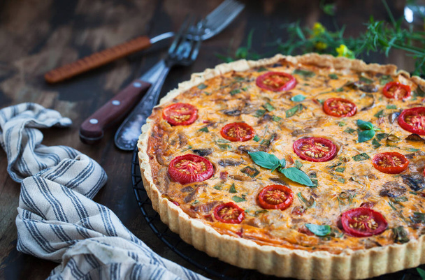 Вкусный домашний пирог с лоррейном с курицей, помидорами, грибами и сыром  - Фото, изображение