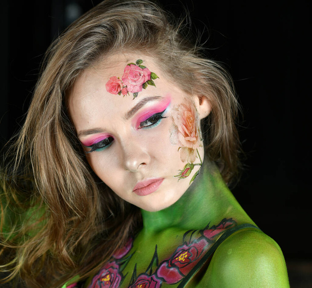 menina bonita com flores em seu rosto e pintado com peônias bordô posando em diferentes poses em um fundo preto
 - Foto, Imagem
