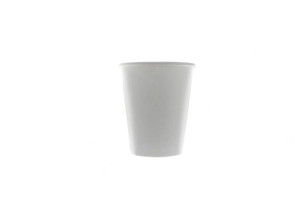 Biały jednorazowy kubek na napoje na odosobnionym tle, kawa na wynos, dostawa, zabrać, restauracja, kawiarnia koncepcja   - Zdjęcie, obraz
