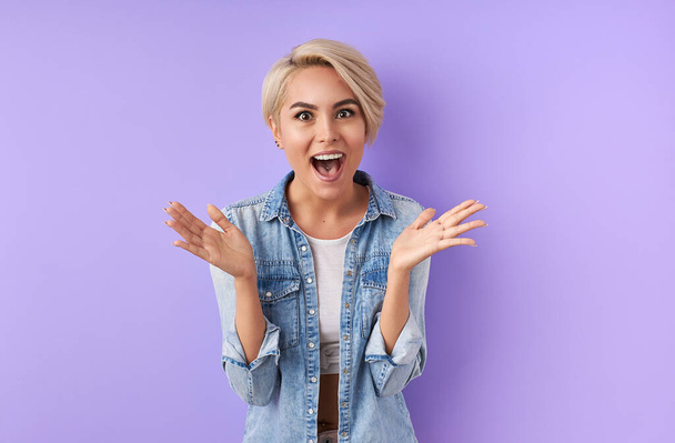 excited young woman screaming at camera - Photo, Image