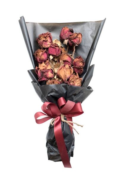 Bukiet usychających czerwonych róż odizolowanych na białym tle - Zdjęcie, obraz