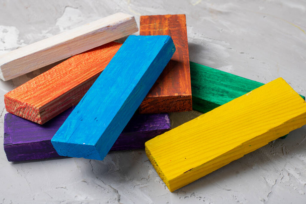 Azul, amarelo, vermelho, laranja, branco e roxo cubos de madeira bloqueia o desenvolvimento das crianças - Foto, Imagem