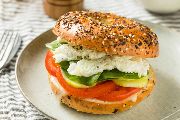 Homemade Healthy Eggwhite Bagel Sandwich with Tomato and Cucumber - Foto, Bild