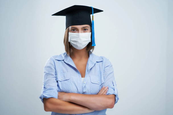 Estudante usando máscara protetora isolada sobre fundo branco
 - Foto, Imagem