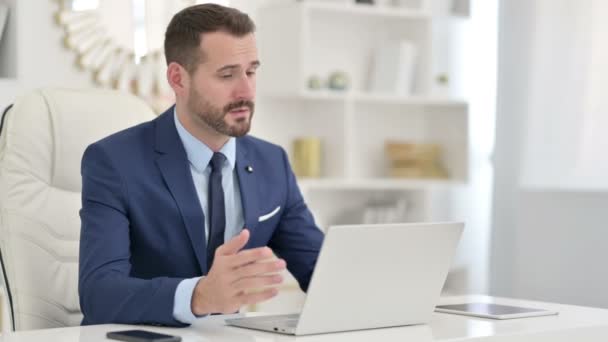 Businessman doing Video Call on Laptop in Office  - Metraje, vídeo