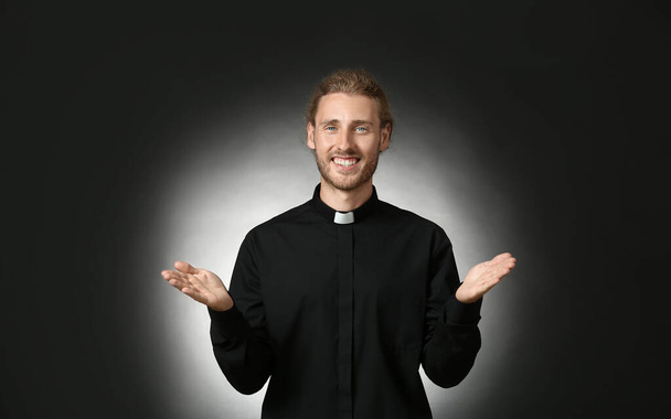 Красивый священник на тёмном фоне
 - Фото, изображение
