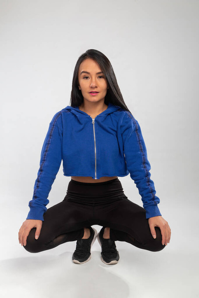modrý a černý outfit pro pěkný latino žena squating  - Fotografie, Obrázek