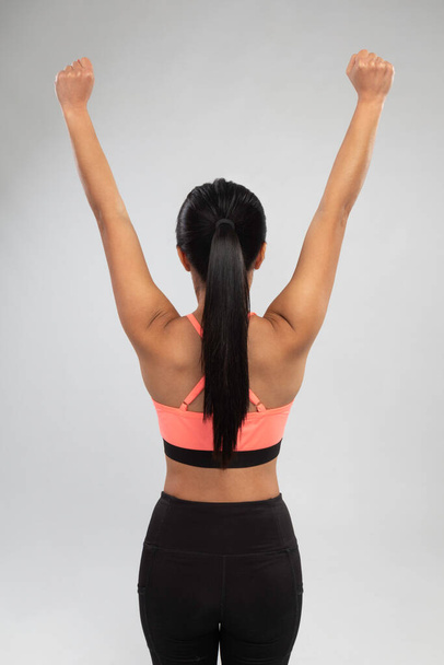 Latino-Frau trainiert, um Muskeln aufzubauen und in Form zu kommen - Foto, Bild