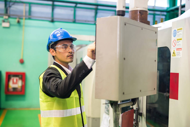 Tail up Techniker Ingenieur Manager drücken, um Buttom am Monitor-Bildschirm der elektronischen automatisierten Maschinen in der Fabrikhalle zu steuern. Produzierende Industrie. - Foto, Bild
