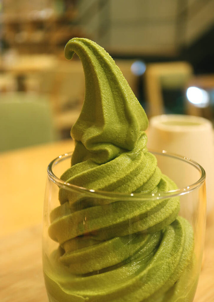 Gros plan de thé vert japonais crème glacée au service doux dans un verre, photo verticale - Photo, image