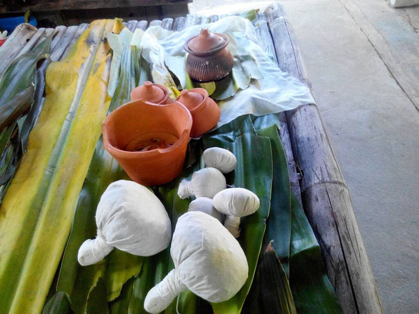 Équipement pour la récupération de la mère post-partum dans le style thaïlandais en étant couché sur le feu après l'accouchement avec l'herbe, massage, compresse à base de plantes et vapeur à base de plantes. - Photo, image
