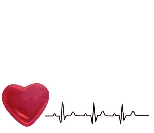 Isoliert auf weißem Hintergrund eines leuchtend roten Herzens mit schwarzer Kardiogrammlinie und Kopierraum. - Foto, Bild
