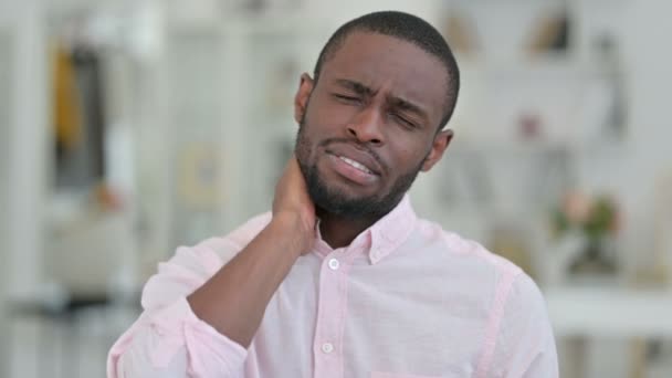 Πορτρέτο του κουρασμένου αφρικανικού άνδρα με πόνο στο λαιμό  - Πλάνα, βίντεο