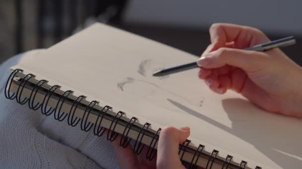 Γυναίκα καλλιτέχνης ζωγραφίζει πορτρέτο στο μπλοκ σκίτσο - Πλάνα, βίντεο