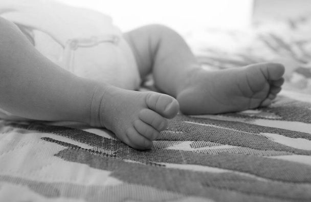 Діти. Немовлята. Догляд за дітьми. Маленькі ноги новонародженої дитини
. - Фото, зображення