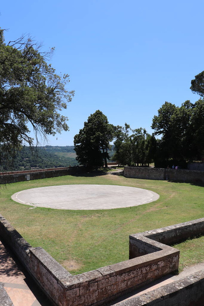 O parque dentro da fortaleza de Albornoz de Orvieto. Província de Terni, Umbria, Itália
. - Foto, Imagem