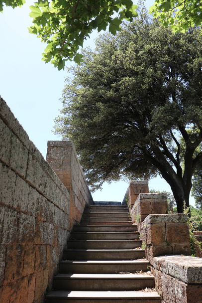 Парк внутри крепости Альборнос в Орвието. Провинция Терни, Умбрия, Италия
. - Фото, изображение