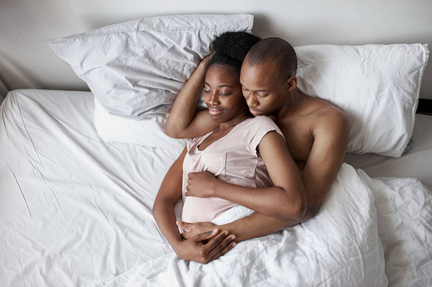 黒人アフリカ人のカップルが甘い眠り - 写真・画像