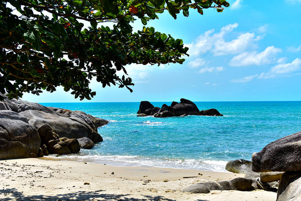 Seção de praia em Ko Samui com rochas no mar
 - Foto, Imagem