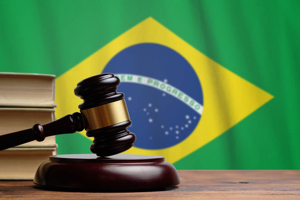 Правосуддя і судова концепція в Федеративній Республіці Бразилії. Суддя молот на прапорі. - Фото, зображення