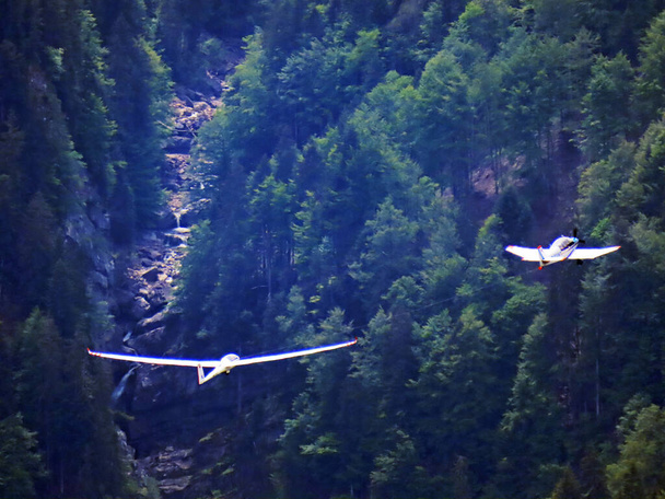 Un planeur ou des avions au-dessus du lac Alpnachersee et de la chaîne de montagnes du Pilatus suisse, Alpnach - Canton d'Obwalden, Suisse (Kanton Obwalden, Schweiz) - Photo, image