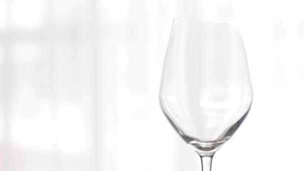 Leeg wijnglas binnen, wijnglas voor vakantiedrankje en aperitief, achtergrond voor oenologie en wijnbouw merk - Video