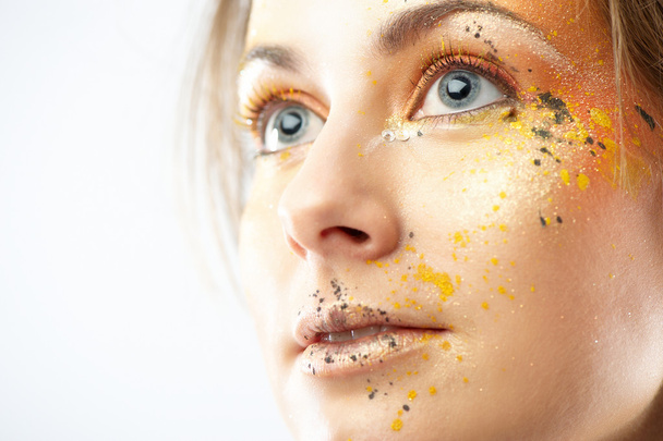 Closeup Portrait of beautiful young woman with glamour makeup - Fotografie, Obrázek