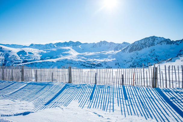 Reflejo de la valla al sol en las montañas. Andorra GrandValira Ski. Pirineos Montañas
 - Foto, imagen