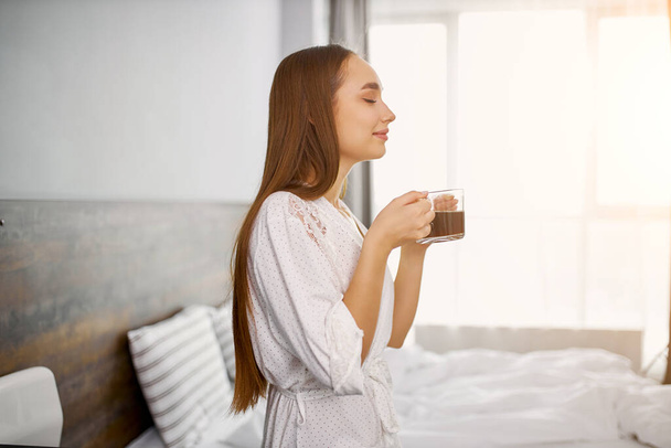 beautiful woman enjoying a cup of coffee - Foto, afbeelding