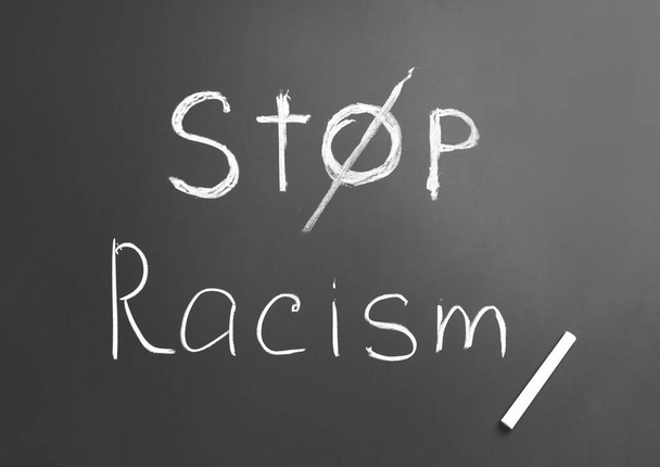 Text STOP RACISM written on chalkboard - Foto, Imagem