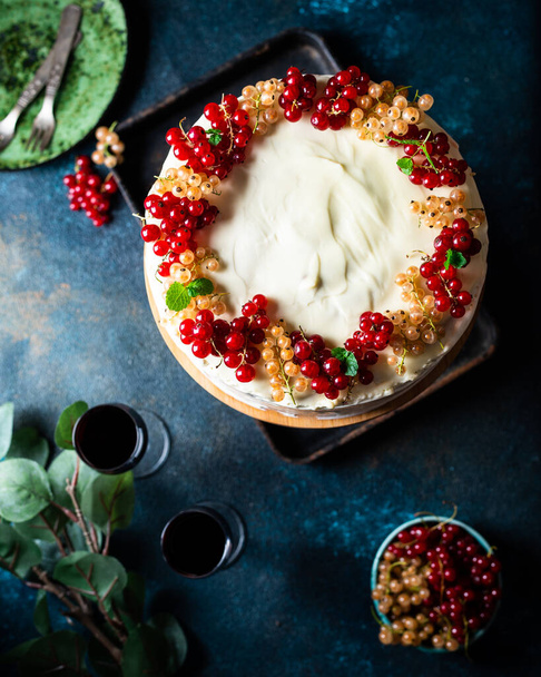 チェリーケーキ。ロシアのケーキ。伝統的なデザート。ケーキのピース。ベリーとデザート。赤スグリ。ホワイト・カラント。層状のクリーミーなフルーツケーキの一部を間近に見る. - 写真・画像