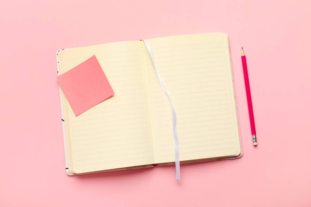 Notebook elegante con matita su sfondo a colori - Foto, immagini